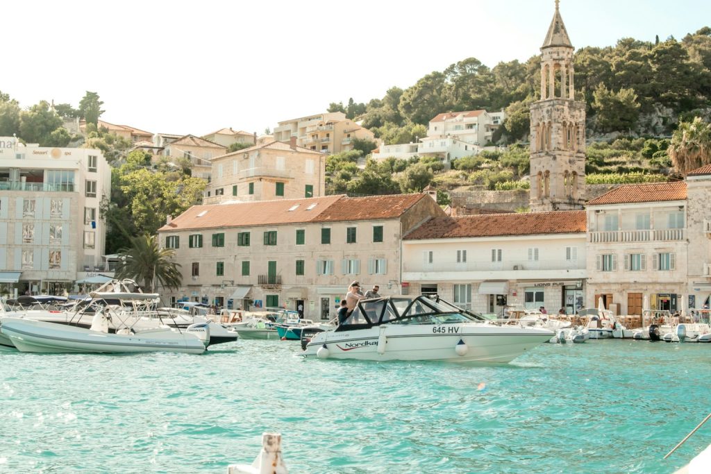 Bateaux à quai dans un port méditerranéen, avant une traversée vers Porquerolles